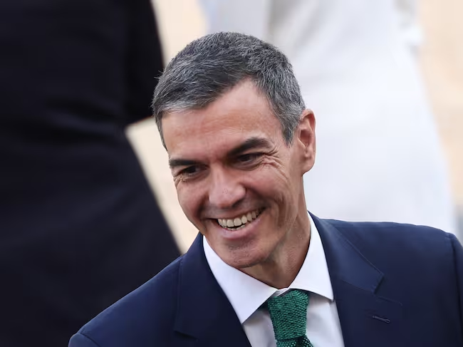 DiegoZapata_01's tweet photo. Se necesita una extraordinaria talla personal para sentarse con quienes le han insultado hasta la saciedad y perseguido a su familia. Además de hacer poco por el bienestar social y oponerse a todas las medidas en su favor. 
No hace falta ser "sanchista" para reconocerlo. https://t.co/cynBXKh6Cr