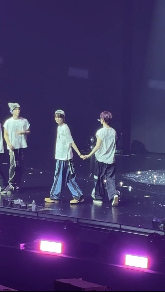 gvrklover's tweet photo. 손 꼬옥 잡고있는거 왤케 귀엽지 🤝 https://t.co/knUO2C1Ate