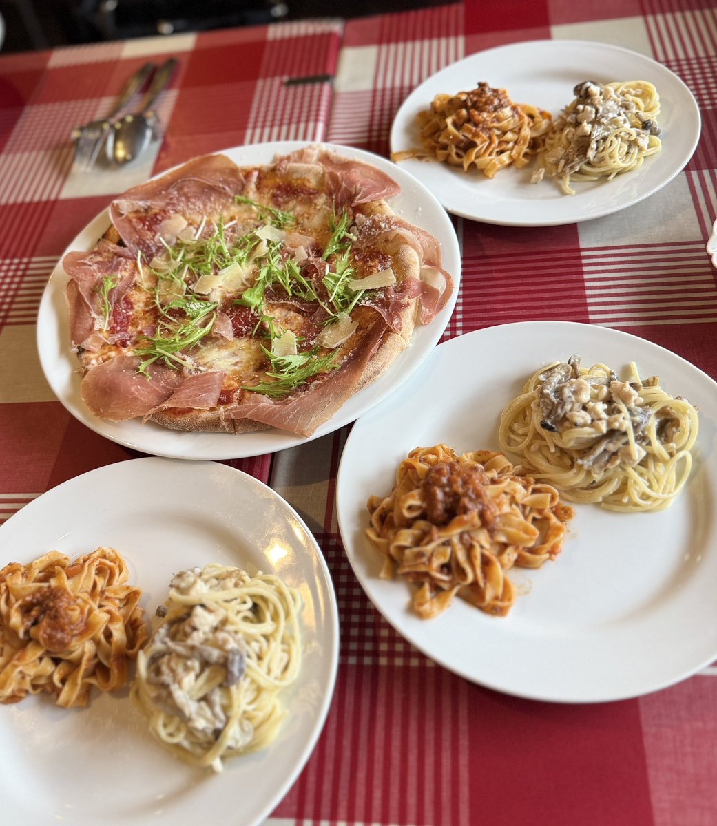 keep_smile_y's tweet photo. 松坂牛ミートソースと伊勢鶏クリームソースをシェア、ピザもめっちゃ美味しかった🍕
きな粉と、クリームチーズのさわ餅
柔らかくて美味しくて、白とよもぎをお土産に
蜂蜜最中アイス
巣蜜をカットしてトッピング、爽やかなレモンアイスと濃厚な巣蜜がとても合う🍯
松阪グルメも味わえて楽しい1日でした https://t.co/yp0SITgiFF