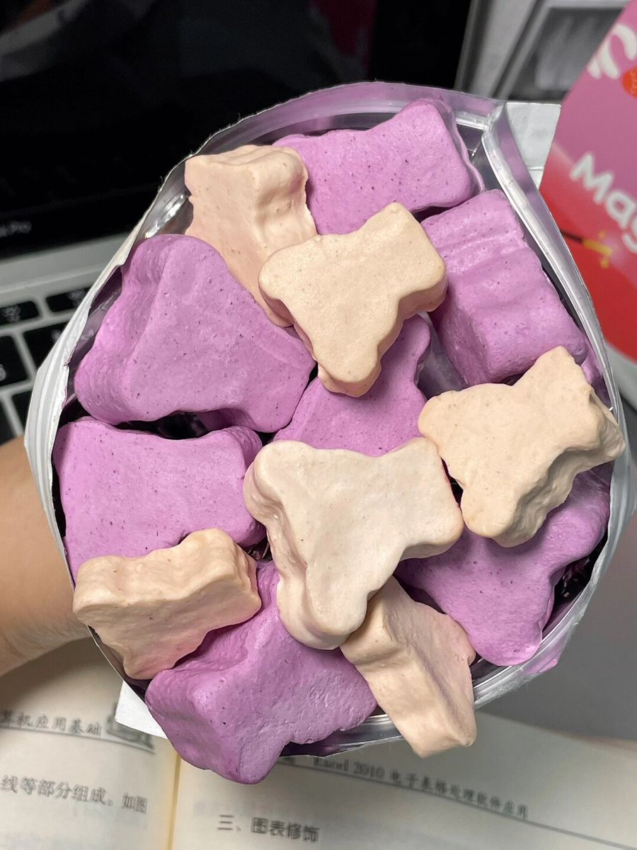 Miyanhan1's tweet photo. Sharing these crispy yogurt chips with my snack buddy today  — way better than regular chips, low sugar and so addictive! Who’s got their go-to sweet snack to share https://t.co/eDvZfCdkBp