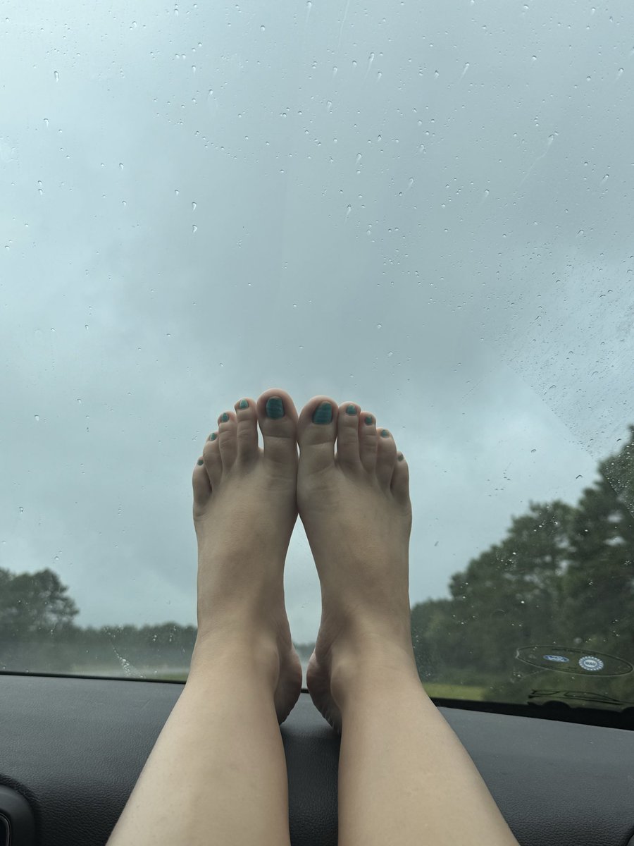 PrettiToesSoles's tweet photo. Rainy day💧 road trip. Sad to see my chipped polish though😩 really need a pedicure. Head on over to see more and send me a little green for a fresh pedicure https://t.co/Miap9XOZd4