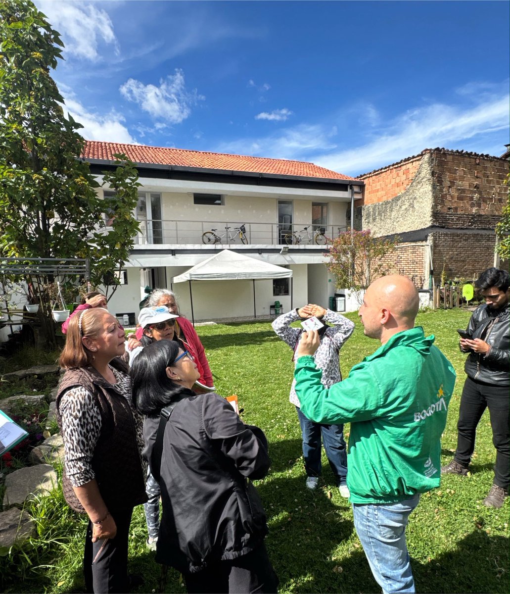 Cucaracherobog's tweet photo. 🌼¡Aprendiendo entre jardines y polinizadores!🐝
Realizamos intercambio de saberes en La Candelaria junto a la Casa de la Sabiduría Años Dorados. Juntamos experiencias del mariposario de @MinHacienda, el jardín de la Casa Cultural del Zipa, Fundación Animaviva y @Ambientebogota💚 https://t.co/ohcSofQrxN