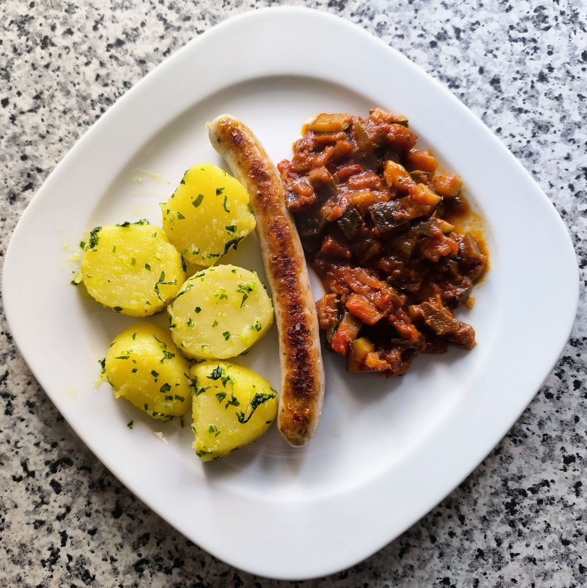 MikeKocht's tweet photo. Tiefkühlleerung heute: #Ratatouille war ebenso noch drinnen wie #Bratwürste.
Dazu heurige #Erdäpfel (#Kartoffel) mit reichlich frischer #Petersilie

https://t.co/ZmDz0wcx2E https://t.co/vgttho1XXI