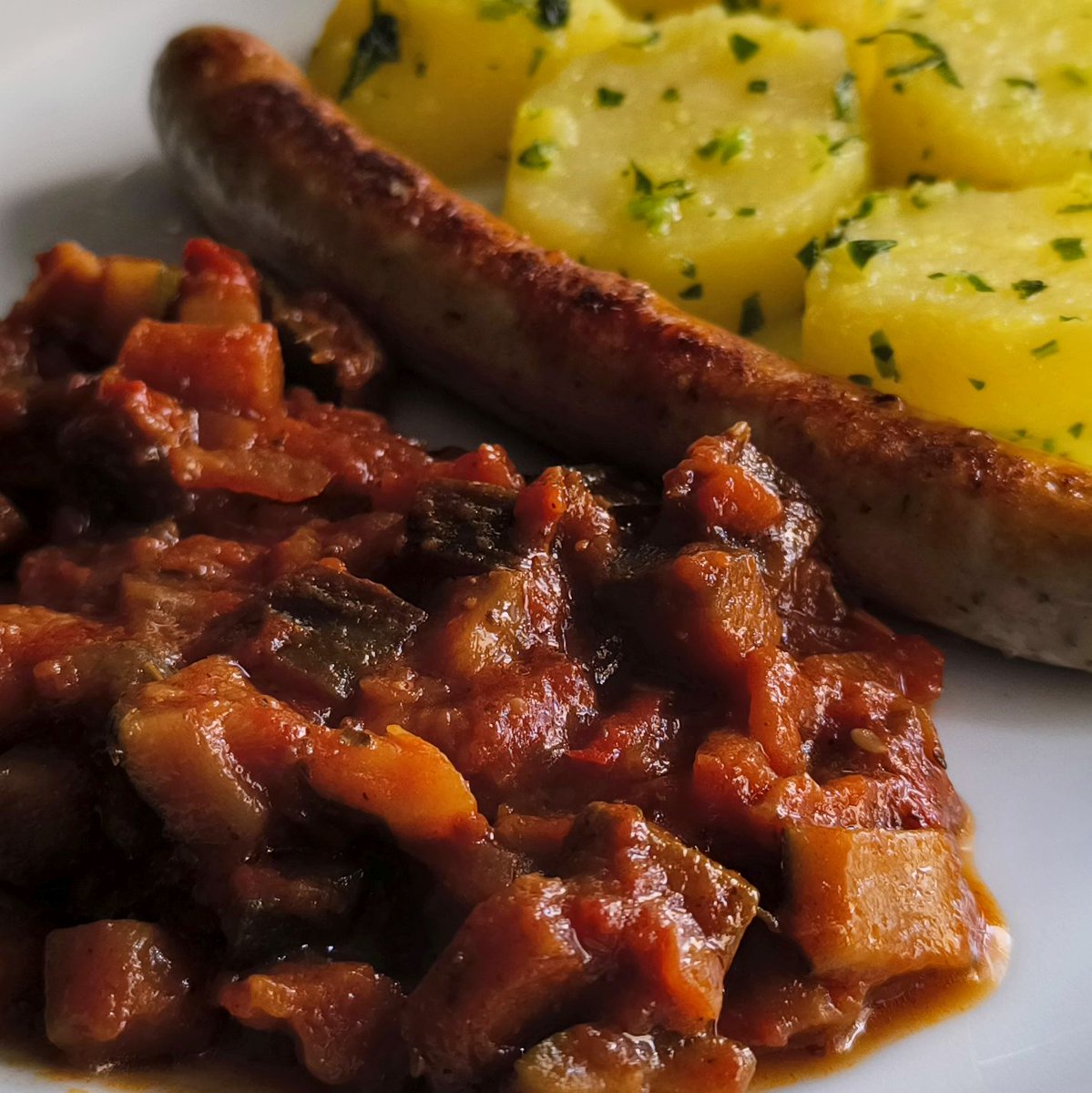 MikeKocht's tweet photo. Tiefkühlleerung heute: #Ratatouille war ebenso noch drinnen wie #Bratwürste.
Dazu heurige #Erdäpfel (#Kartoffel) mit reichlich frischer #Petersilie

https://t.co/ZmDz0wcx2E https://t.co/vgttho1XXI