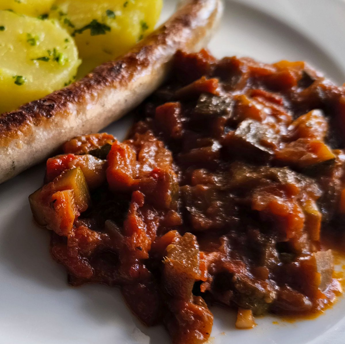 MikeKocht's tweet photo. Tiefkühlleerung heute: #Ratatouille war ebenso noch drinnen wie #Bratwürste.
Dazu heurige #Erdäpfel (#Kartoffel) mit reichlich frischer #Petersilie

https://t.co/ZmDz0wcx2E https://t.co/vgttho1XXI