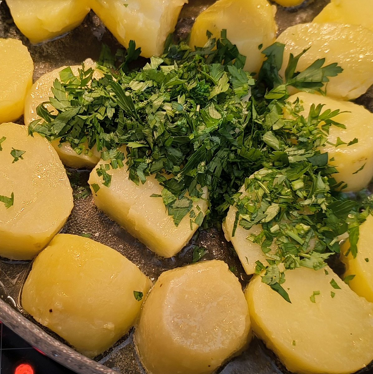 MikeKocht's tweet photo. Tiefkühlleerung heute: #Ratatouille war ebenso noch drinnen wie #Bratwürste.
Dazu heurige #Erdäpfel (#Kartoffel) mit reichlich frischer #Petersilie

https://t.co/ZmDz0wcx2E https://t.co/vgttho1XXI