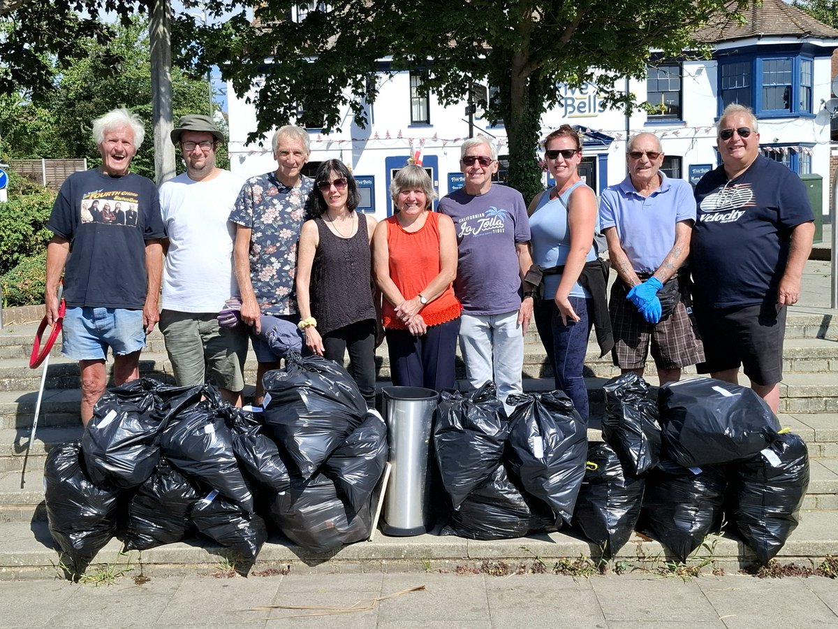 FriendsofHoo's tweet photo. Ten volunteers attended the Hoo Clean Up litter pick today - collecting 17 bags of rubbish, and an old bin.  Well done everyone!

#HooCleanUp #FriendsofHoo #Hoo #HooPeninsula #Rochester #Kent #England https://t.co/VVYUBKIcjb