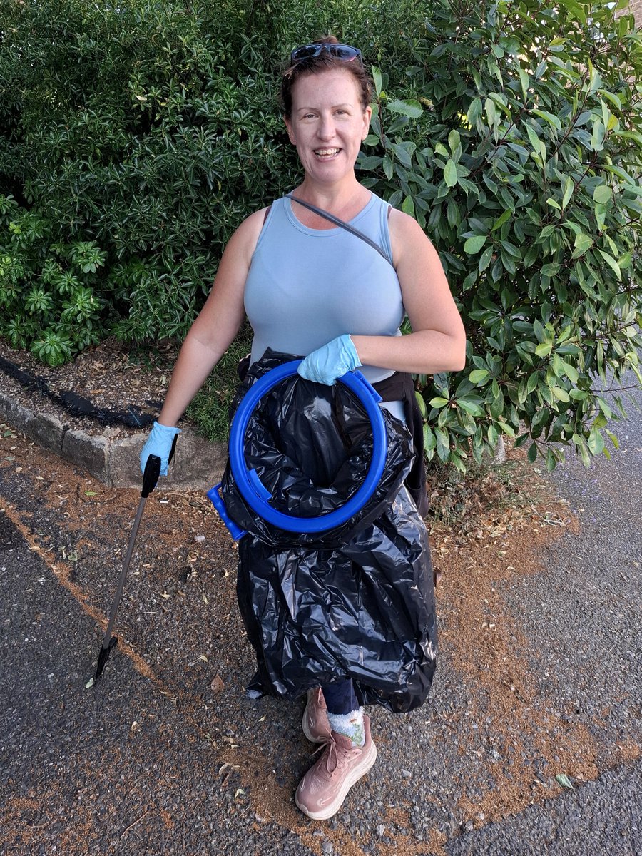 FriendsofHoo's tweet photo. Ten volunteers attended the Hoo Clean Up litter pick today - collecting 17 bags of rubbish, and an old bin.  Well done everyone!

#HooCleanUp #FriendsofHoo #Hoo #HooPeninsula #Rochester #Kent #England https://t.co/VVYUBKIcjb