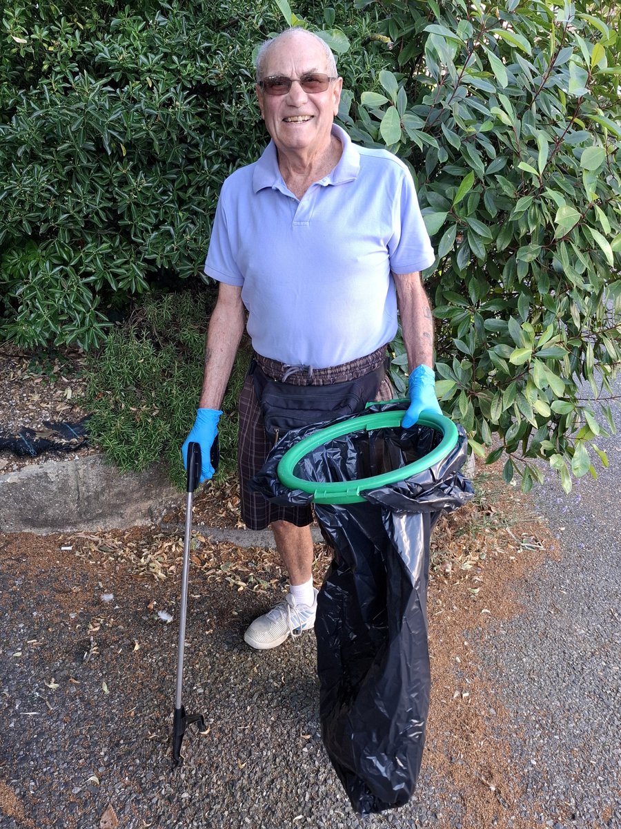 FriendsofHoo's tweet photo. Ten volunteers attended the Hoo Clean Up litter pick today - collecting 17 bags of rubbish, and an old bin.  Well done everyone!

#HooCleanUp #FriendsofHoo #Hoo #HooPeninsula #Rochester #Kent #England https://t.co/VVYUBKIcjb