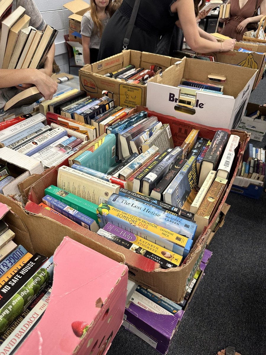 annnniethuy's tweet photo. I was left unsupervised at the library book sale https://t.co/KD0bNEECmO