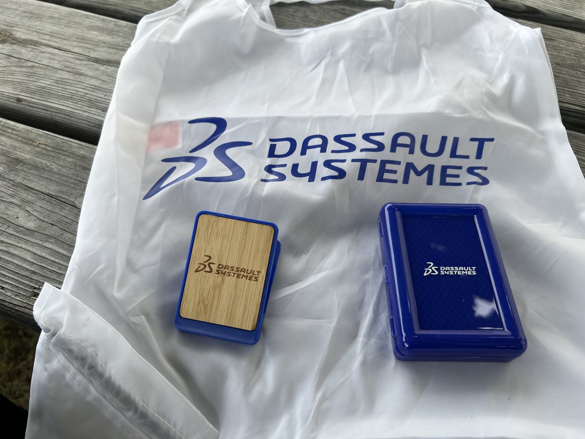 harabich's tweet photo. 企業ブースも出ていて
ダッソーのブースで
「ハーイ、じゃぱんカラキタ
とよたノえんじにあデース
CATIAツカッテマスー」
とか適当言って色々貰う。
トヨタに派遣で行ってたのは20年前だけどな。

悪いから宣伝しておこう
CATIAサイコー！
ライセンス料高くて私より高給取りだったぞ！ https://t.co/d7qiRRHKnu