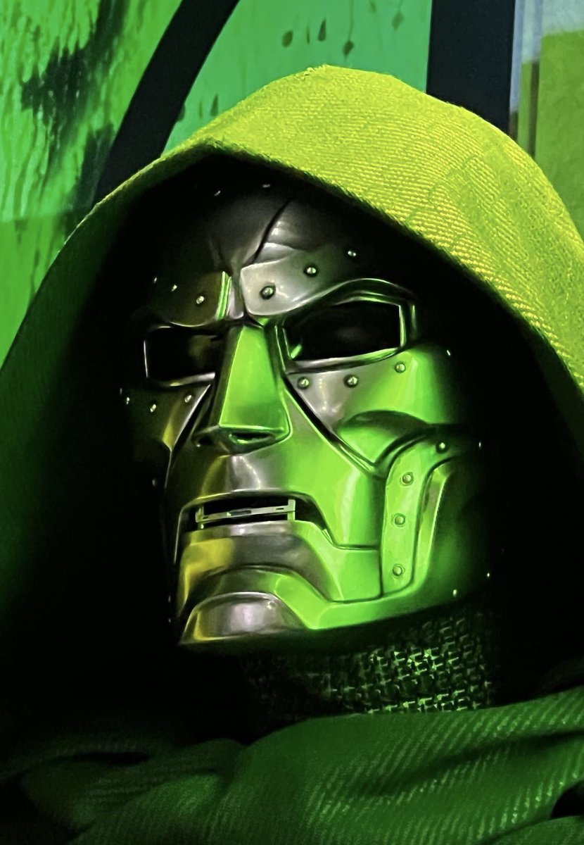DiscussingFilm's tweet photo. Doctor Doom's costume in ‘AVENGERS: DOOMSDAY’ on display at SDCC.

(📸: @laughingplace/@RobinHoodSKIE) https://t.co/1O9X5fvzuP