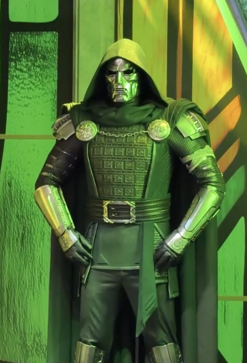 DiscussingFilm's tweet photo. Doctor Doom's costume in ‘AVENGERS: DOOMSDAY’ on display at SDCC.

(📸: @laughingplace/@RobinHoodSKIE) https://t.co/1O9X5fvzuP