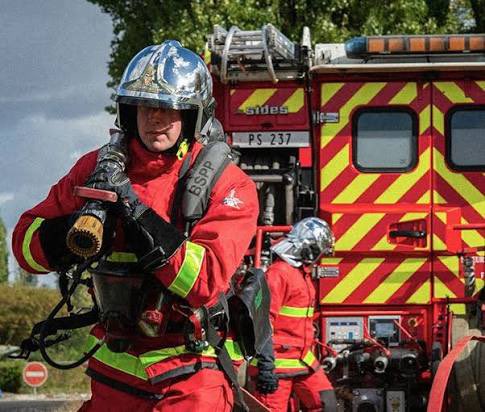 JL_Reichmann's tweet photo. À vous, tous les Sapeurs-Pompiers et militaires de France. 
Il est des métiers qui ne se choisissent pas seulement avec la raison, mais avec le cœur. Le vôtre en est le plus bel exemple. Votre engagement dépasse le simple devoir : il est un acte d’humanité.
#pompiers #militaires https://t.co/JSTEA6p41f
