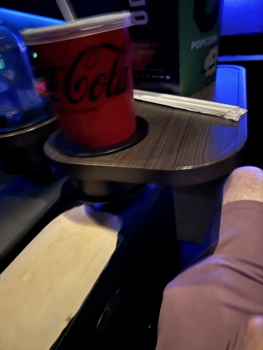 zmhix's tweet photo. Horrible experience at Odeon luxe broadway. Seats are atrocious @ODEONCinemas https://t.co/3h5TyYkK4l
