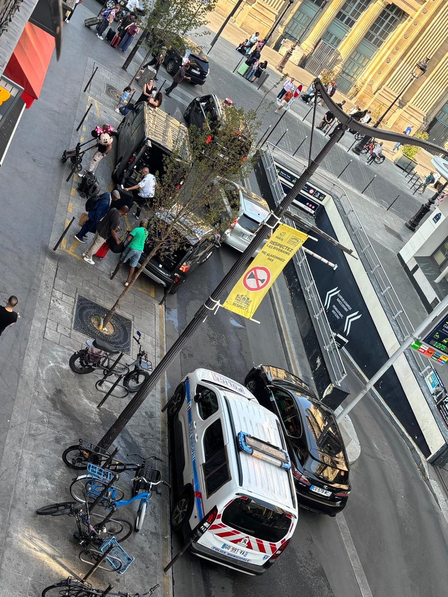 Compiegne75010's tweet photo. Quand Mickey débarque devant la police municipale rue de Compiègne…

Pour rappel, une voiture de police vide ne suffit pas à faire appliquer un arrêté préfectoral. Ce qui fonctionne, ce sont des policiers municipaux présents au début de la rue, qui informent, contrôlent et font respecter les règles.

C'est d'autant plus regrettable que les quatre derniers jours de présence active de la Police nationale avaient enfin commencé à produire des résultats : une rue plus calme, moins de nuisances et un arrêté enfin respecté.

Espérons que cette présence effective reprenne rapidement. Les riverains attendent des actions concrètes, pas seulement une voiture stationnée.