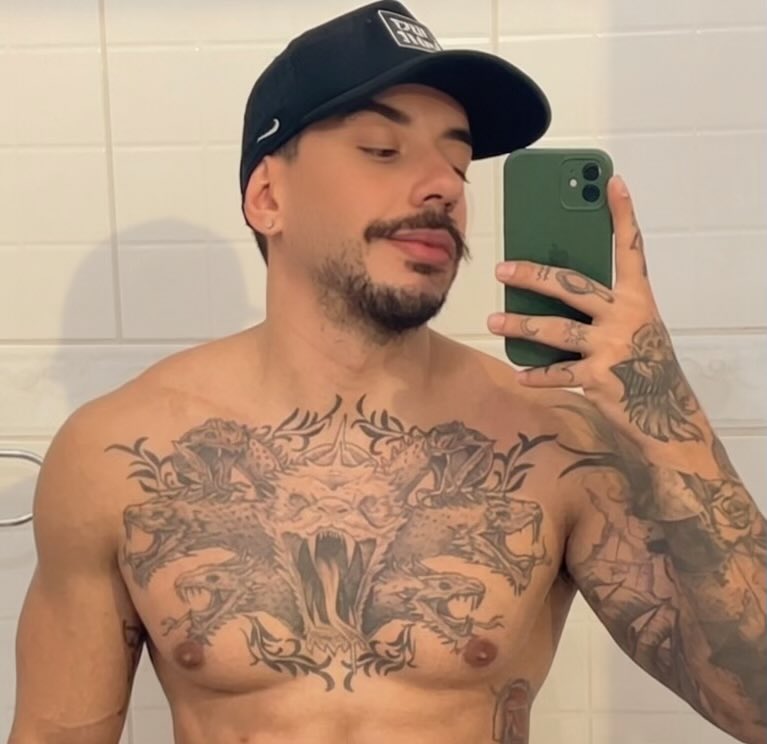 caiooiac's tweet photo. Sabadou. Tatuar o pescoço, sim ou não ? https://t.co/C6h7mxKeBA