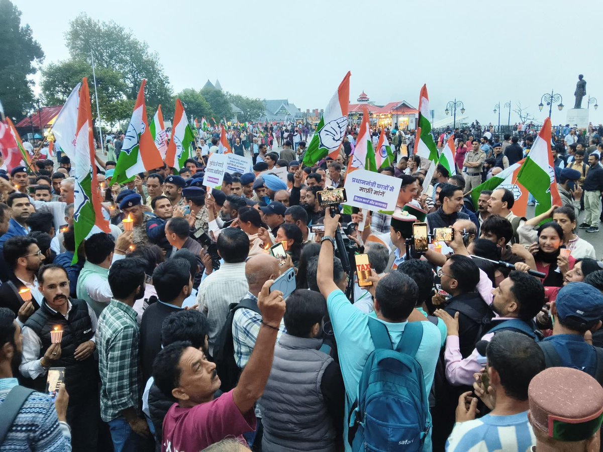 INCIndia's tweet photo. आज हिमाचल प्रदेश के कांग्रेस कार्यकर्ताओं ने मुख्यमंत्री @SukhuSukhvinder जी और प्रदेश अध्यक्ष विनय कुमार जी की मौजूदगी में विशाल मार्च निकाला।

छात्रों पर बर्बरता करने वालों के ख़िलाफ़ कड़ी कार्रवाई हो और नरेंद्र मोदी देश से माफ़ी मांगें। 

हम देश की युवा शक्ति के साथ हैं, उनके लिए लड़ते रहेंगे ✊🏼

📍 हिमाचल प्रदेश