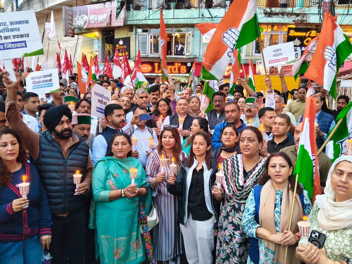 INCIndia's tweet photo. आज हिमाचल प्रदेश के कांग्रेस कार्यकर्ताओं ने मुख्यमंत्री @SukhuSukhvinder जी और प्रदेश अध्यक्ष विनय कुमार जी की मौजूदगी में विशाल मार्च निकाला।

छात्रों पर बर्बरता करने वालों के ख़िलाफ़ कड़ी कार्रवाई हो और नरेंद्र मोदी देश से माफ़ी मांगें। 

हम देश की युवा शक्ति के साथ हैं, उनके लिए लड़ते रहेंगे ✊🏼

📍 हिमाचल प्रदेश