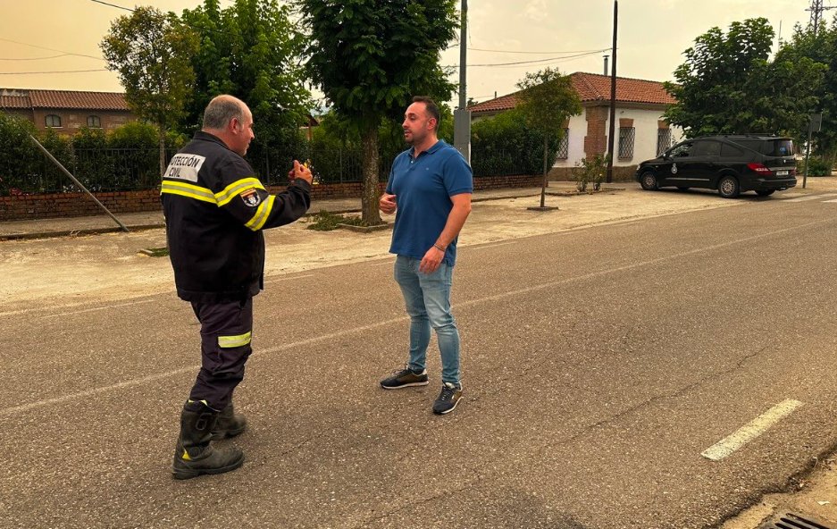 elDiarioesCLM's tweet photo. El Ayuntamiento de #Pelahustán, en Toledo,  pide el confinamiento voluntario de los vecinos por el impacto del humo y la ceniza del incendio en la cercana provincia de Ávila

#IFBurgohondo 

https://t.co/sONHvTX27x https://t.co/FqUwekK3M9