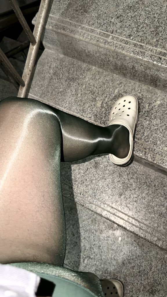 xiaomeng0524's tweet photo. 第一次穿丝露出爬楼
40d油光缎面墨绿
🧦：@candy1lion https://t.co/UxTgxtHI3n
