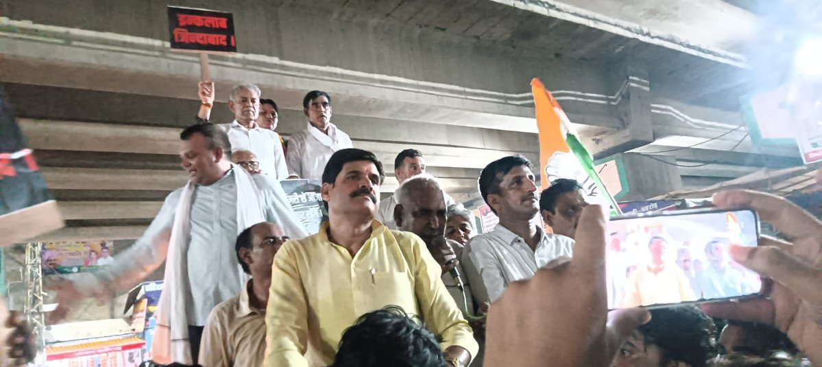 RCYADAVBEHROR's tweet photo. शिक्षा मंत्री के इस्तीफे के रूप में मिली यह जीत देश के लाखों छात्रों के संघर्ष, साहस और न्याय की आवाज़ की जीत है।
कोटपूतली-बहरोड़ जिला कांग्रेस कमेटी के 'विजय मार्च' में शामिल होकर इस ऐतिहासिक जनसंघर्ष को नमन किया।
#VictoryMarch #StudentsVictory #KotputliBehror #Congress https://t.co/N2MdAnEQuM