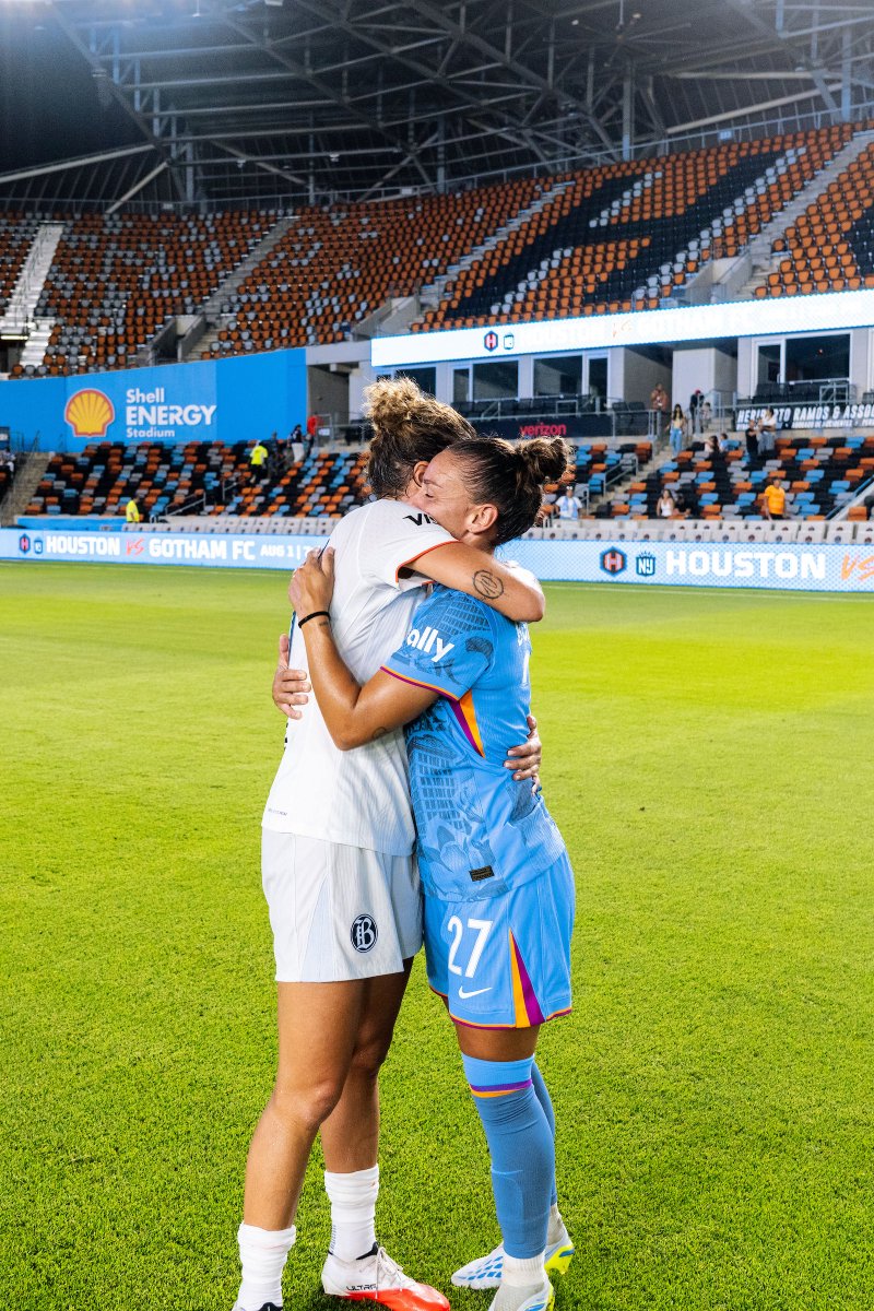 HoustonDash's tweet photo. Azzurre link up on Global Football Night 🤘🌎🇮🇹 https://t.co/uw67q2Mmru