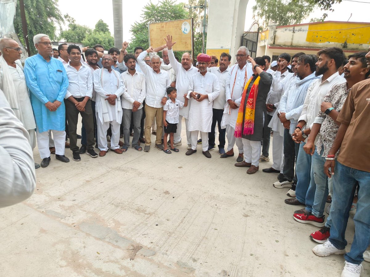 RCYADAVBEHROR's tweet photo. शिक्षा मंत्री के इस्तीफे के रूप में मिली यह जीत देश के लाखों छात्रों के संघर्ष, साहस और न्याय की आवाज़ की जीत है।
कोटपूतली-बहरोड़ जिला कांग्रेस कमेटी के 'विजय मार्च' में शामिल होकर इस ऐतिहासिक जनसंघर्ष को नमन किया।
#VictoryMarch #StudentsVictory #KotputliBehror #Congress https://t.co/N2MdAnEQuM