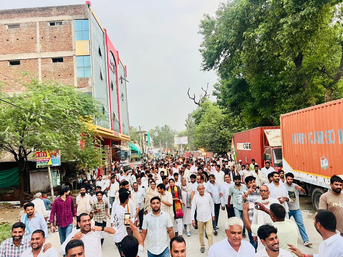 RCYADAVBEHROR's tweet photo. शिक्षा मंत्री के इस्तीफे के रूप में मिली यह जीत देश के लाखों छात्रों के संघर्ष, साहस और न्याय की आवाज़ की जीत है।
कोटपूतली-बहरोड़ जिला कांग्रेस कमेटी के 'विजय मार्च' में शामिल होकर इस ऐतिहासिक जनसंघर्ष को नमन किया।
#VictoryMarch #StudentsVictory #KotputliBehror #Congress https://t.co/N2MdAnEQuM
