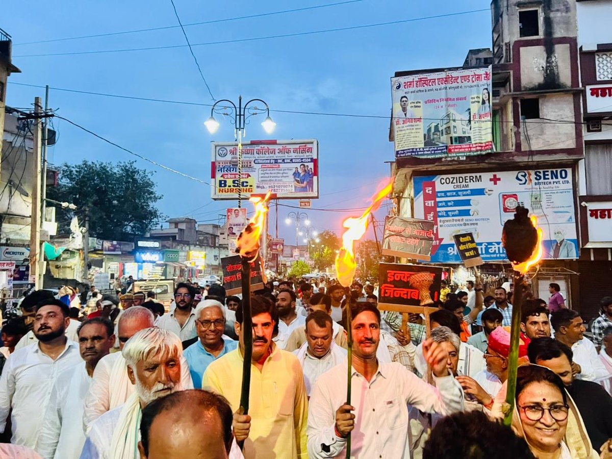 RCYADAVBEHROR's tweet photo. शिक्षा मंत्री के इस्तीफे के रूप में मिली यह जीत देश के लाखों छात्रों के संघर्ष, साहस और न्याय की आवाज़ की जीत है।
कोटपूतली-बहरोड़ जिला कांग्रेस कमेटी के 'विजय मार्च' में शामिल होकर इस ऐतिहासिक जनसंघर्ष को नमन किया।
#VictoryMarch #StudentsVictory #KotputliBehror #Congress https://t.co/N2MdAnEQuM