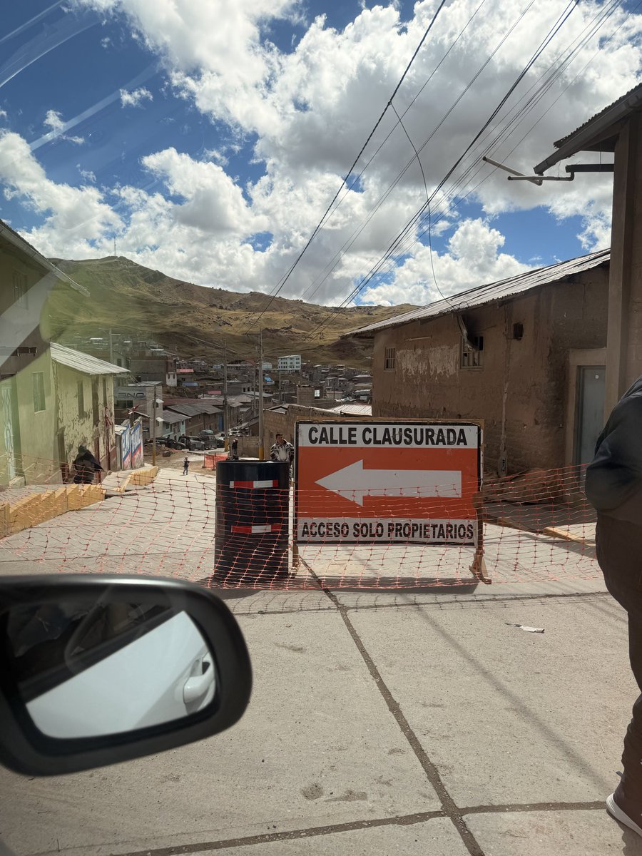 conecta3punto0's tweet photo. En Huayay lo mismo. Calles cerradas por obras, vamos 1 hora por las calles pequeños pasa salir de la ciudad. Tráfico intenso, no entren a la ciudad, vayan por el desvío que hay a la entrada. https://t.co/zUqTHJADQJ