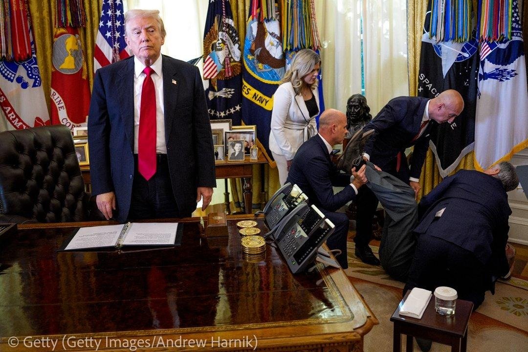 RpsAgainstTrump's tweet photo. Congratulations to Andrew Harnik for winning an award at last night's White House Correspondents' Dinner for this incredible photo that perfectly captures the Trump presidency https://t.co/iLhbx3rJdO