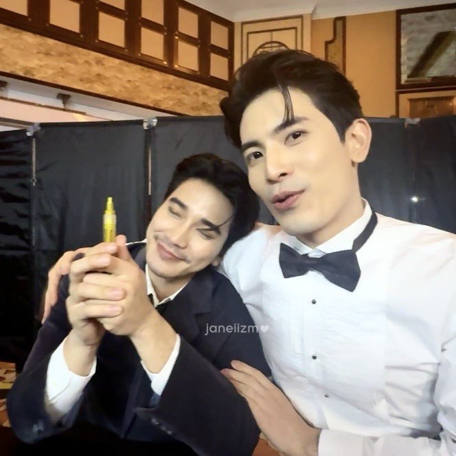 janeiizm's tweet photo. แฟนคอนวันแรก VS แฟนคอนวันสุดท้าย 
อยู่ด้วยกันรักกันไปนานๆ เลยน้า 🥹🩷

#ShineHKFancon
#ShineTheSeries
#SonEuro #สนยูโร https://t.co/HuGcPJk4Ho
