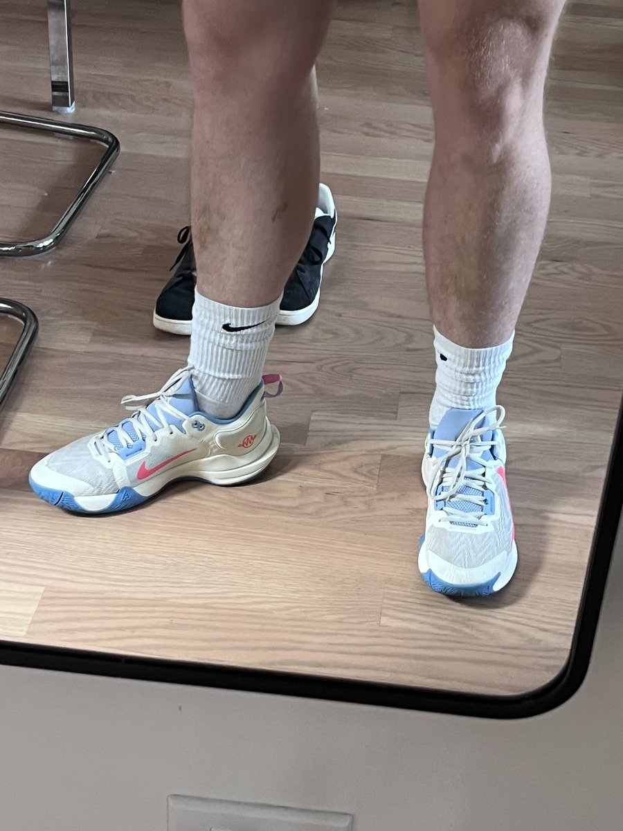 yoursockbf's tweet photo. ur bf is on the way to the gym! be ready to sniff and send when i return https://t.co/Djwp1V7PuF