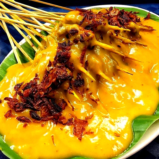 rasjawa's tweet photo. Sate Padang, sate top tier paling atas dunia persatean di Indonesia itu ada 3 jenis : 

1. Sate Padang Panjang (Kuah Kuning): 
Kuah ini identik dengan warna kuning cerah yang berasal dari kunyit. Cita rasanya cenderung gurih, kaya akan rempah, dan tingkat kepedasannya lebih ringan (tidak terlalu pedas) dibandingkan variasi lainnya.

2. Sate Pariaman (Kuah Merah): 
Sesuai warnanya yang kemerahan, kuah ini menggunakan campuran cabai merah yang lebih mendominasi. Oleh karena itu, sate khas Pariaman ini memiliki cita rasa yang jauh lebih pedas dan tajam.

3. Sate Danguang-Danguang (Kuah Kecokelatan): 
Berasal dari daerah Payakumbuh, variasi ini memiliki warna kuah yang sedikit kecokelatan atau kuning pucat. Ciri khas utamanya adalah rasanya yang sedikit lebih manis dan gurih, serta daging satenya sering kali dilumuri parutan kelapa sangrai sebelum dibakar.