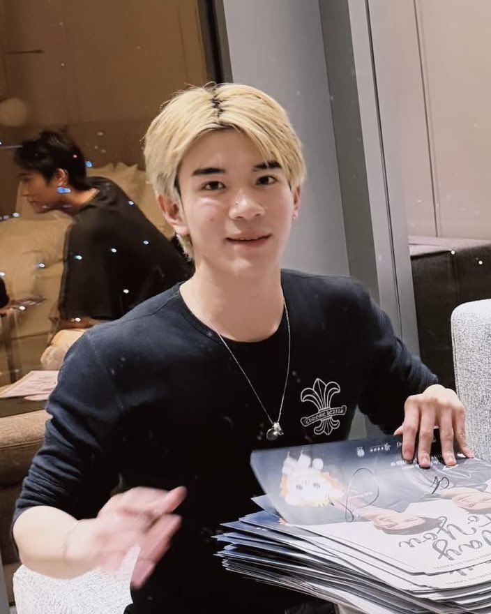 libraforq4th's tweet photo. หนุบี๋ตุวแค่นิ้เองอะ 🤏🏻🤏🏻 (ดูฮีมองน้อง เจมทำดี ๆ น้า 😭) แล้วผมบลอนด์โดนแสงไฟในห้องสีสว่างขึ้นมาก หน้าน้องก็ไบรท์อีก สวยจัง สมแล้วที่รอดทุก personal color ㅠ ㅠ 💘💘 https://t.co/xypImWXECe