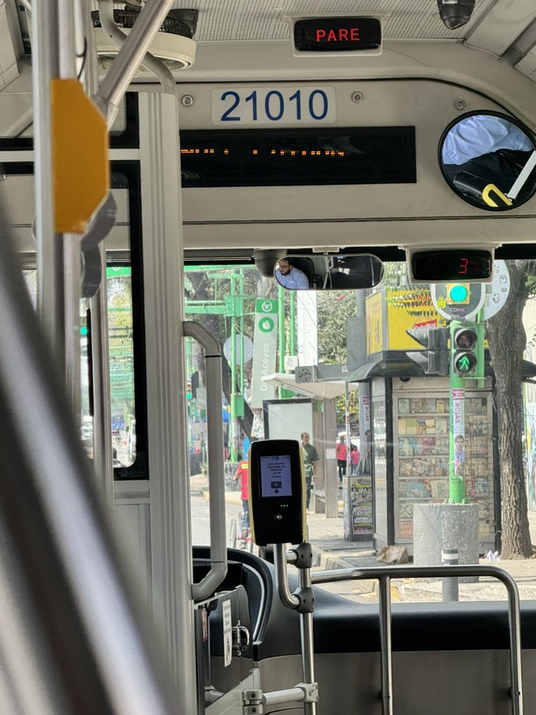 davecanul33's tweet photo. @STECDMX conductor con manejo errático, abre y cierra muy rápido las puertas unidad 21010 dirección Tasqueña varios usuarios ya se quejaron con el y solo argumenta lleva prisa https://t.co/Gy6bu6agRw