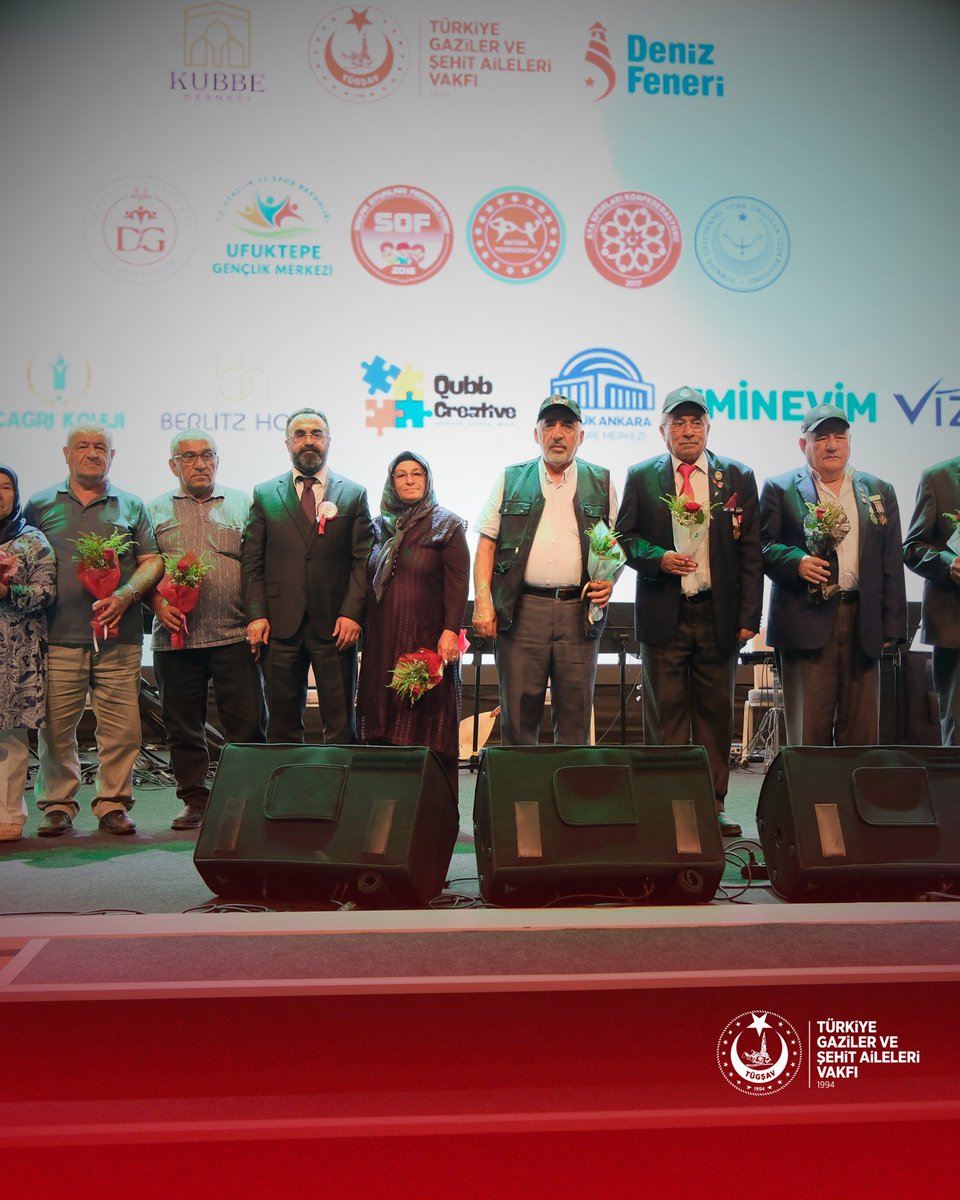 GazilerVakfi's tweet photo. Genel Başkanımız Lokman Aylar, Kubbe Kültür ve Medeniyet Derneği tarafından düzenlenen "Hoş Sadâ Kültür Sanat Buluşmaları" programına katıldı.

Şehit ailelerimiz, kahraman gazilerimiz ve vatandaşlarımızın yoğun ilgi gösterdiği çocuk ve aile şenliğinde konuşan Genel Başkanımız Aylar, ailenin toplumun en güçlü temeli olduğuna dikkat çekti.

Konuşmasında, "Bugün LGBT gibi zararlı akımlarla gençlerimiz, geleceğimiz cinsiyetsizleştirilmeye, milliyetsizleştirilmeye, dinsizleştirilmeye çalışılıyor. Bu zararlı akımlara karşı gençlerimizi korumak, en az vatan savunması kadar önemlidir." ifadelerini kullanan Genel Başkanımız Aylar, sözlerini şöyle sürdürdü:

"Dün Çanakkale son kalemizdi, bugün ise son kalemiz ailedir. Aile; vatan sevgisinin, milli ve manevi değerlerin çocuklarımıza öğretildiği ilk yuvadır. Çünkü aile giderse kimlik gider. Kimlik giderse millet gider. Millet giderse devlet gider. Onun için aileye sahip çıkmak, Türkiye'ye sahip çıkmaktır."

🇹🇷 Güçlü aile, güçlü millet; güçlü millet, güçlü Türkiye'nin teminatıdır. 🇹🇷