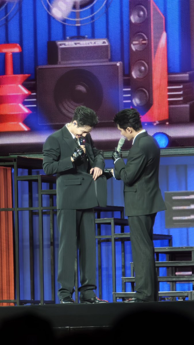 goodluckss11's tweet photo. ช่วยด้วยมีคนทะเลาะกับกระดุม 😆😆😆
#FFFPartyConcert2026D1
#FirstKhaotung https://t.co/tEiWSprqNR