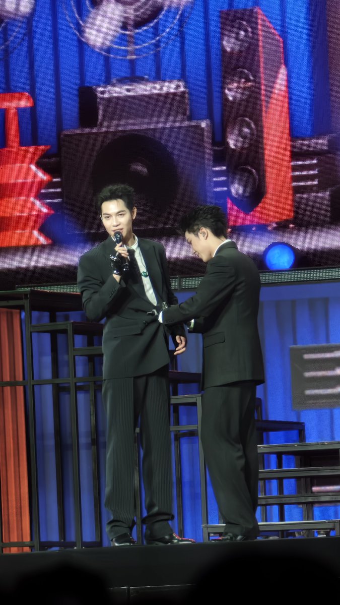 goodluckss11's tweet photo. ช่วยด้วยมีคนทะเลาะกับกระดุม 😆😆😆
#FFFPartyConcert2026D1
#FirstKhaotung https://t.co/tEiWSprqNR