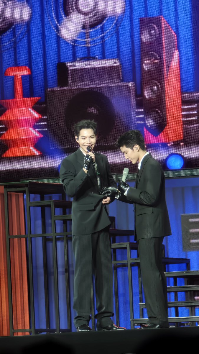 goodluckss11's tweet photo. ช่วยด้วยมีคนทะเลาะกับกระดุม 😆😆😆
#FFFPartyConcert2026D1
#FirstKhaotung https://t.co/tEiWSprqNR