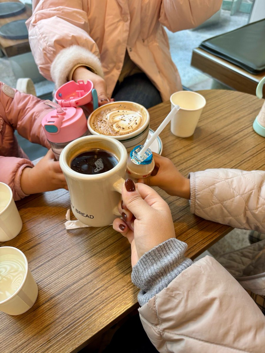 WylieFelicia's tweet photo. Had such a warm chat with my old desk mate over coffee today—laughter’s the best mood lifter ever!， https://t.co/9c2ksJcfXY