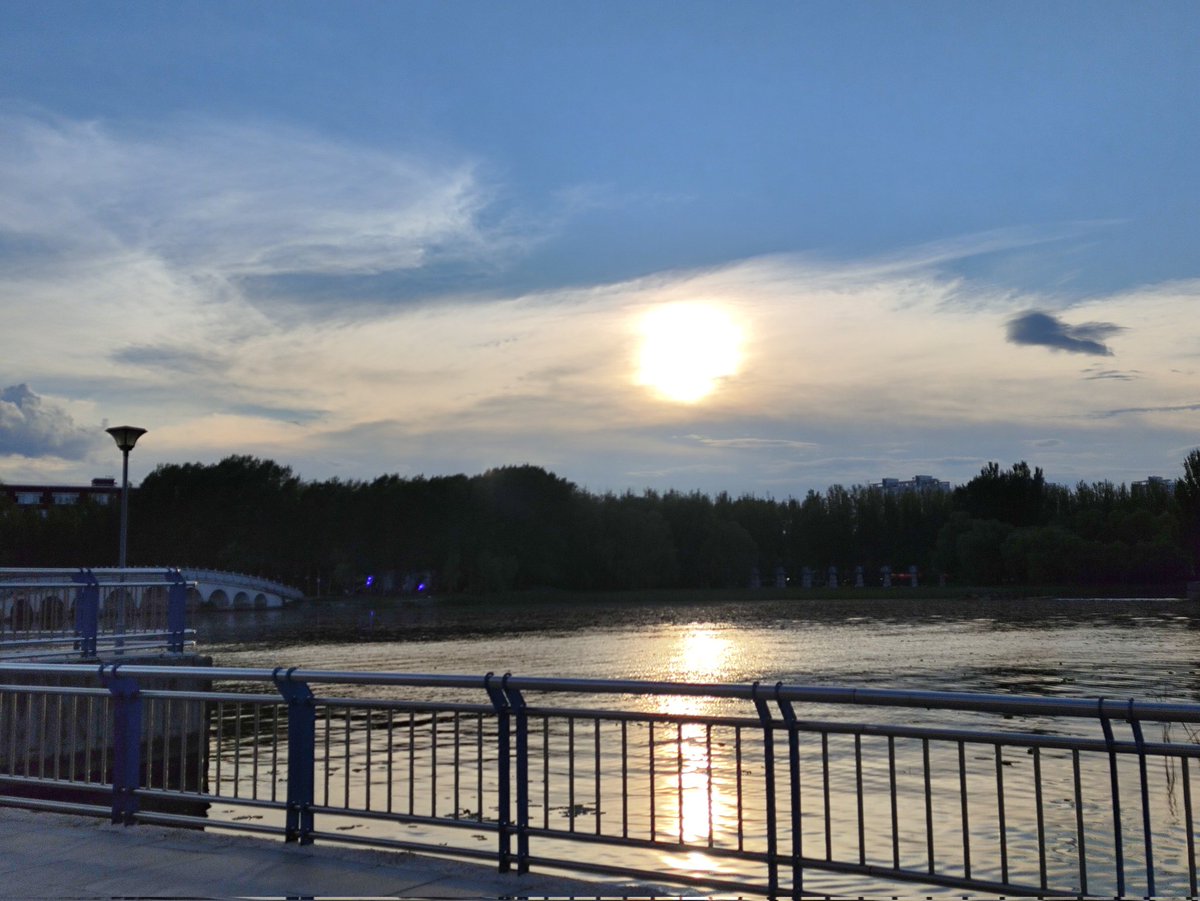 XLZemis's tweet photo. @gendarme3939 大概从2013年开始转向全面治理的，花了差不多七八年才接近目前这样，排放相关的法规十分严格，彻底的解决了一些结构性的问题才达到如今的效果
不过少数时候仍然会被来自蒙古的沙暴击穿几千公里的生态屏障，整个东北华北地区都受很大影响🥺🥺🥺 https://t.co/0mMJAPEu8k
