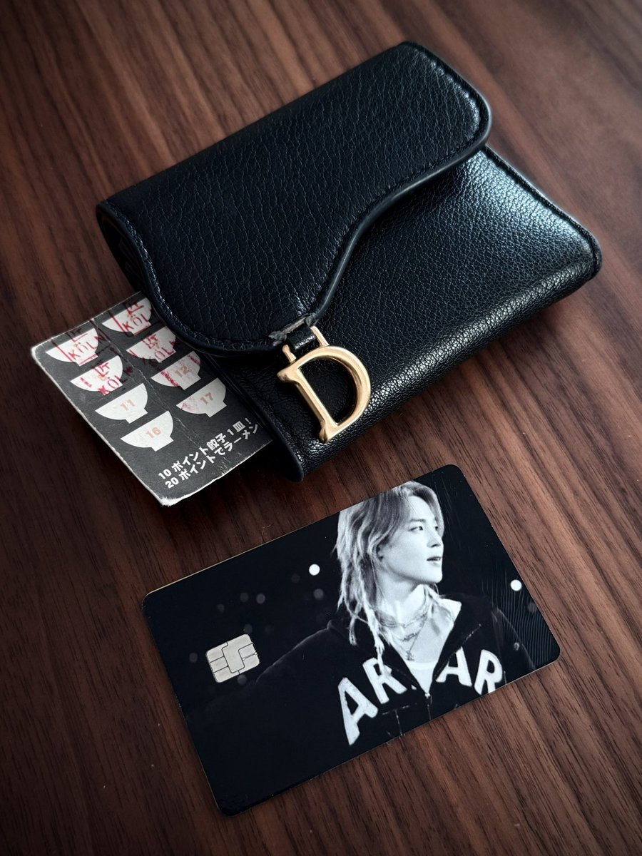 bethI3n4's tweet photo. So I have the 'black' card. Should I outbid that price?! 😂
(pls ignore my ramen card) 

#JiminForFifa #Jimin 
JIMIN JIMIN https://t.co/eadd0k2ImJ