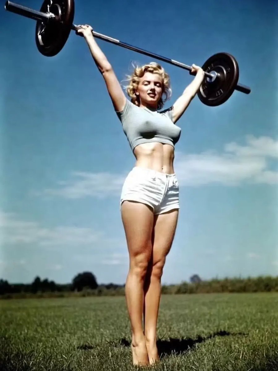 castcredits's tweet photo. Marilyn Monroe ph. Philippe Halsman (1952) https://t.co/eE6TFWjJ6o