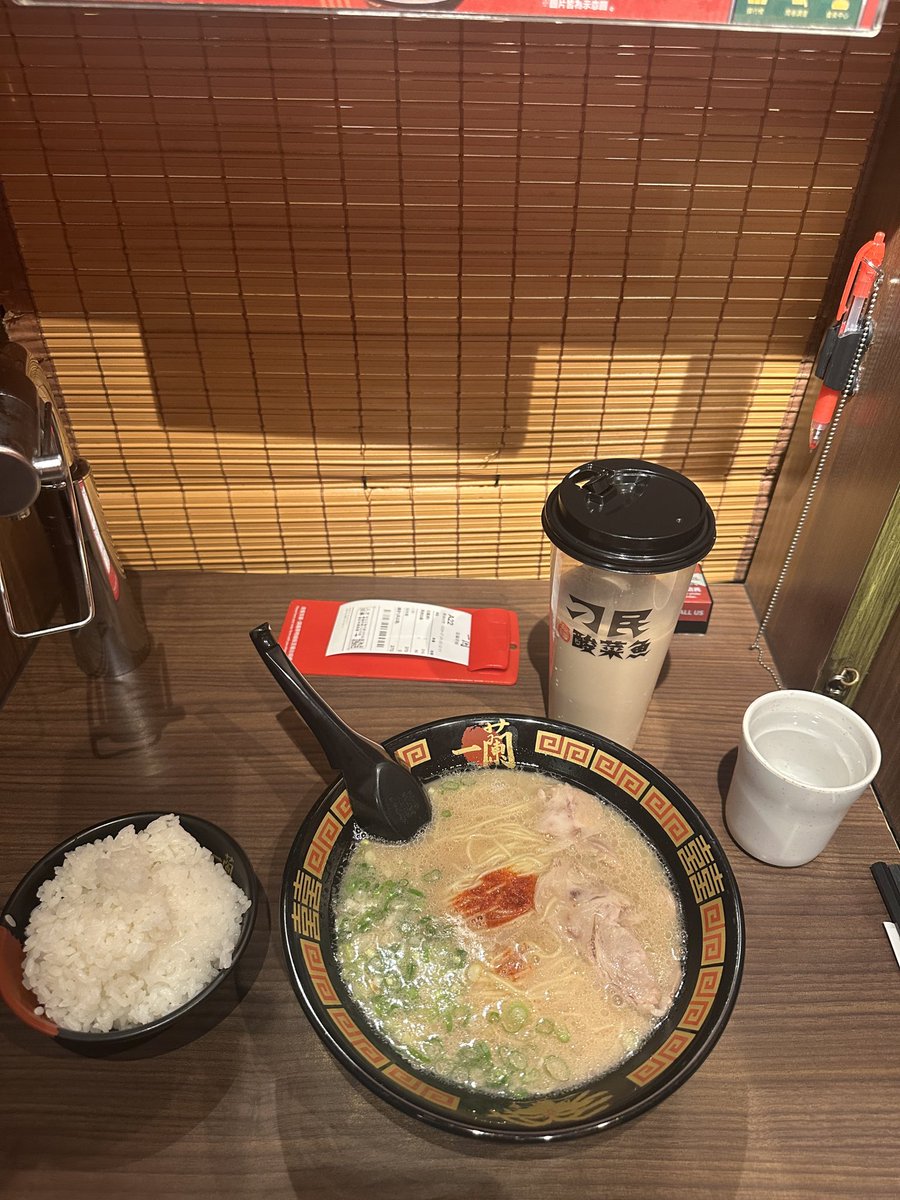 chenjun0320's tweet photo. 為什麼會有刁民的奶茶在桌上？
別懷疑 因為我餓到吃完刁民再去吃一蘭拉麵
先跑兩間抽號碼>刁民先到號>一蘭保留位置
#時間管理大師4我 https://t.co/lhlWQXbOLd