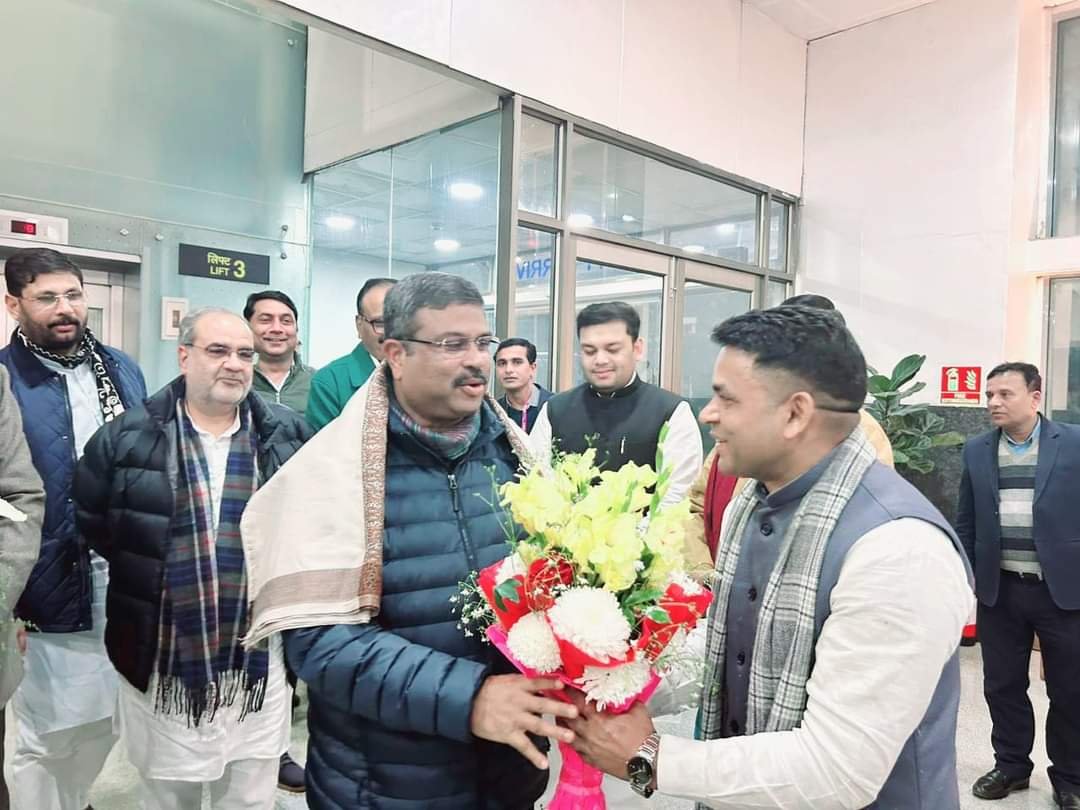 MrYaduvansh's tweet photo. 2006 में जब माननीय @dpradhanbjp जी भारतीय जनता युवा मोर्चा के राष्ट्रीय अध्यक्ष थे, तब उन्होंने मुझे राष्ट्रीय कार्यसमिति का सदस्य बनाकर राष्ट्रीय टीम में कार्य करने का अवसर प्रदान किया। मुझे याद है कि पठानकोट में कार्यसमिति की बैठक थी, मैं एक हैंडीकैम लेकर गया था तो समापन के समय उन्होंने मंच से कहा कि यह भाजयुमो की पहली कार्यसमिति है, जिसकी डिजिटल रिकॉर्डिंग हो रही है। हम सभी को इस तरह के नवाचार अपनाने चाहिए।
मैं उन्हें लगभग 30 वर्षों से जानता हूँ, लेकिन पिछले 21 वर्षों से उनके नेतृत्व में परोक्ष या अपरोक्ष रूप से कार्य किया है। माननीय धर्मेंद्र जी की राष्ट्रभक्ति, परिणाम-केंद्रित नेतृत्व क्षमता, दूरदर्शी विजन, पूरे देश में कार्यकर्ताओं को नाम से बुलाना, उन्हें स्नेह देना आदि अनेक गुण उन्हें एक विलक्षण नेता के रूप में कार्यकर्ताओं के हृदय में स्थापित करते हैं।
भारत के शिक्षा मंत्री के रूप में अपने कार्यकाल के दौरान उन्होंने राष्ट्रीय शिक्षा नीति (NEP 2020) के सफल क्रियान्वयन का नेतृत्व करते हुए भारतीय शिक्षा व्यवस्था में व्यापक और दूरगामी परिवर्तन किए। उनके नेतृत्व में शिक्षा क्षेत्र में 100 से अधिक छोटे-बड़े सुधार लागू किए गए, जिनका उद्देश्य विद्यार्थियों को गुणवत्तापूर्ण, समावेशी, नवाचार-आधारित और भविष्य की आवश्यकताओं के अनुरूप शिक्षा उपलब्ध कराना था।
उनके कार्यकाल में शिक्षा व्यवस्था को अधिक पारदर्शी, आधुनिक, तकनीक-सक्षम और विद्यार्थी-केंद्रित बनाने की दिशा में अनेक महत्वपूर्ण पहल की गईं, जिनका लाभ देश के करोड़ों विद्यार्थियों, शिक्षकों और शैक्षणिक संस्थानों को मिला।
व्यापक सामाजिक हितों और लोकतांत्रिक मर्यादाओं को सर्वोपरि रखते हुए उन्होंने अपने पद से इस्तीफा दिया। यह उनके उत्तरदायित्वबोध, संवेदनशीलता और सार्वजनिक जीवन की उच्च नैतिक परंपराओं के प्रति उनकी प्रतिबद्धता का परिचायक है।
माननीय श्री धर्मेंद्र प्रधान जी, राष्ट्र, शिक्षा जगत और करोड़ों विद्यार्थियों के प्रति आपके समर्पित योगदान के लिए हार्दिक आभार। आपके उत्तम स्वास्थ्य, दीर्घायु एवं उज्ज्वल भविष्य की मंगलकामनाएँ। ईश्वर से प्रार्थना है कि आप आगे भी इसी ऊर्जा और समर्पण के साथ राष्ट्रसेवा करते रहें।