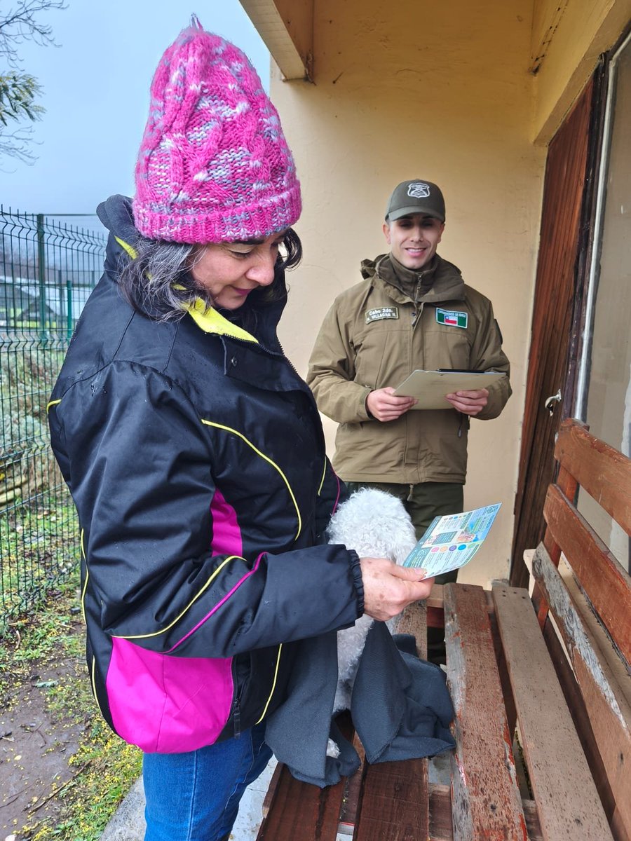 CarabNuble's tweet photo. 🐾 Carabineros de Retén #Recinto realizó en #Pinto una jornada preventiva sobre tenencia responsable de mascotas con vecinos del sector, entregando recomendaciones para el cuidado, identificación y bienestar animal, promoviendo una convivencia segura y responsable. https://t.co/Xn9fGZw10I