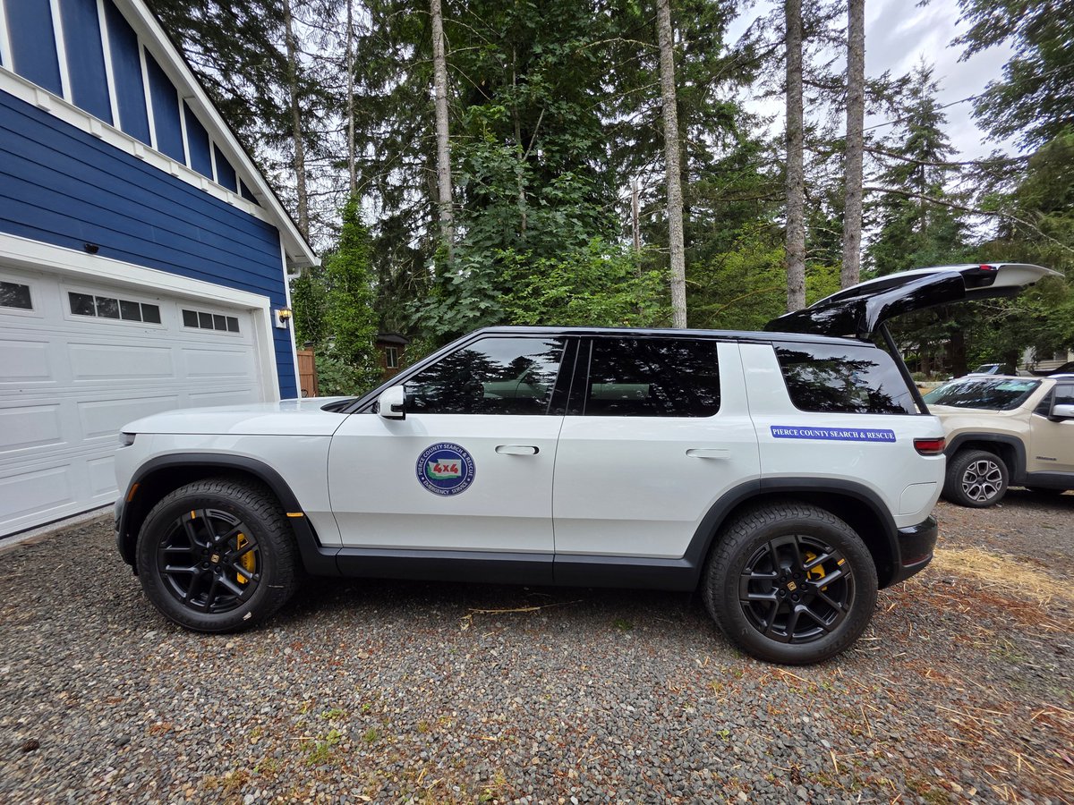 DomDoesMedia's tweet photo. Amazing news. The R2 can fit all my gear. I just need to figure out my radio situation that may stay in the glove box and power. Also the magnets stick unlike the R1T. https://t.co/Oal5t9cf26