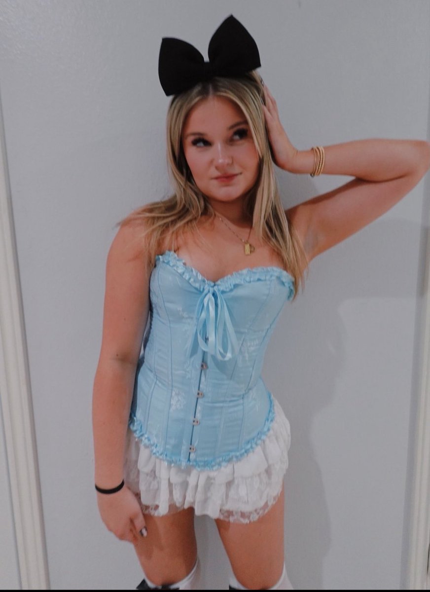 collegebopsirl's tweet photo. Zoe looks like she gets passed around #rackattack #college #bop https://t.co/JLEnlrwTiU
